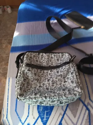 Bolso bandolera estampado blanco y negro