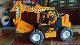 Escavatore giocattolo giallo