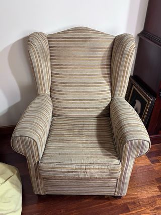 Butaca tapizada beige y marrón