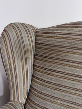 Butaca tapizada beige y marrón