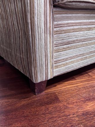 Butaca tapizada beige y marrón