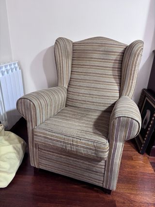 Butaca tapizada beige y marrón