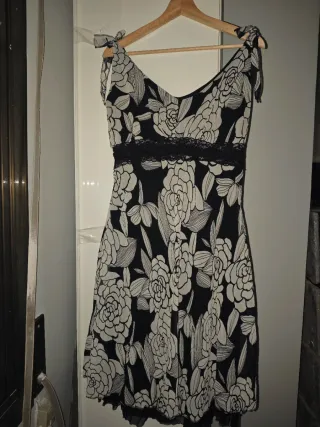 Vestido corto floral con encaje