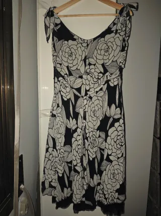 Vestido corto floral con encaje