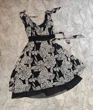 Vestido corto floral con encaje