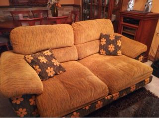 Sofá tela naranja y marrón