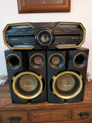 Equipo de música negro y dorado