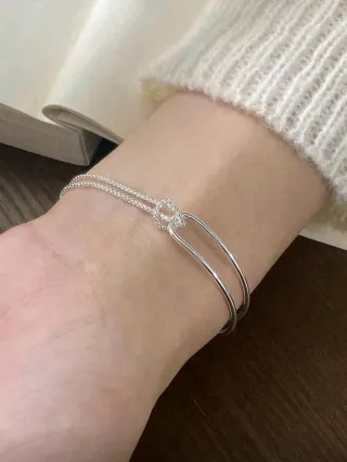 Pulsera de plata con diseño de nudo