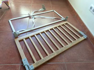 Barandilla de madera para cama infantil.