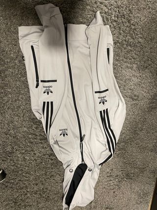 Sudadera Adidas con capucha gris