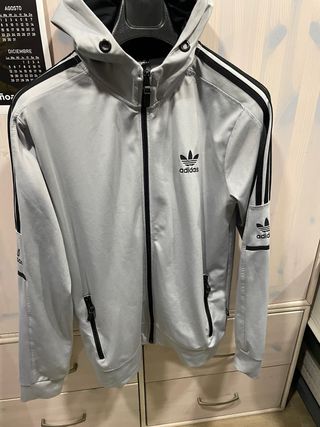 Sudadera Adidas con capucha gris