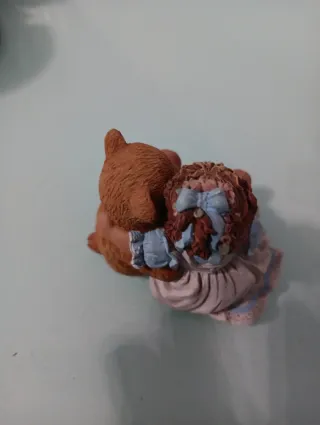 Figura niña con oso de peluche