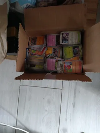 Lotto 100 carte Pokemon diverse