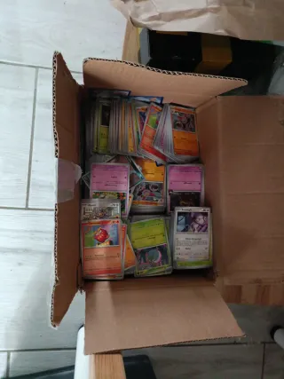 Lotto 100 carte Pokemon diverse