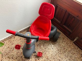 Triciclo infantil rojo y gris