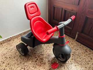 Triciclo infantil rojo y gris