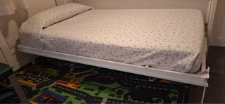 Cama nido con funda de estrellas.