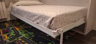 Cama nido con funda de estrellas.