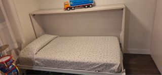 Cama nido con funda de estrellas.