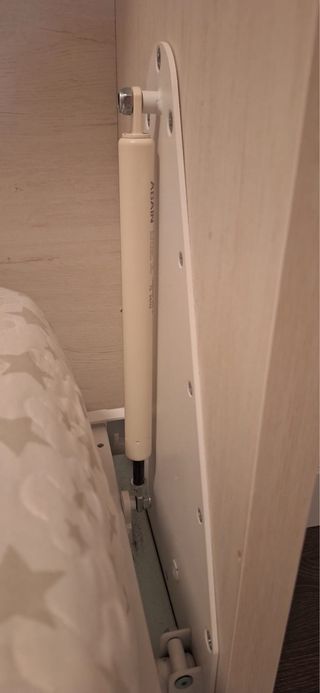 Cama nido con funda de estrellas.