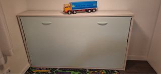 Cama nido con funda de estrellas.