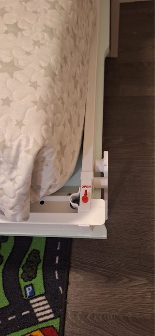 Cama nido con funda de estrellas.