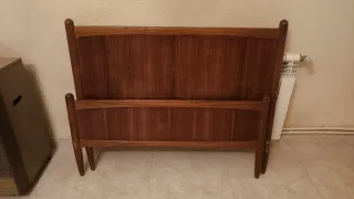 Cama de madera antigua