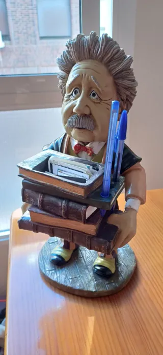 Estatua Albert Einstein Peter Mook Disney