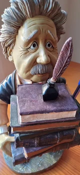 Estatua Albert Einstein Peter Mook Disney