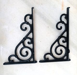 2 Soportes metálicos.