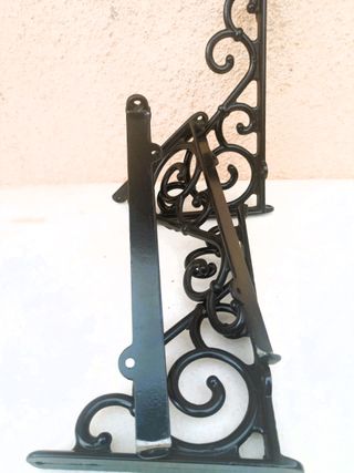 2 Soportes metálicos.