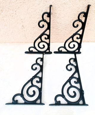 2 Soportes metálicos.