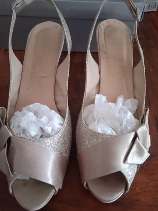 Zapatos de fiesta dorados con lazo