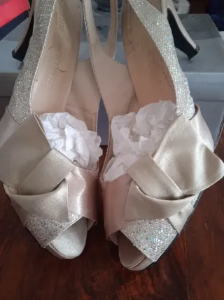 Zapatos de fiesta dorados con lazo