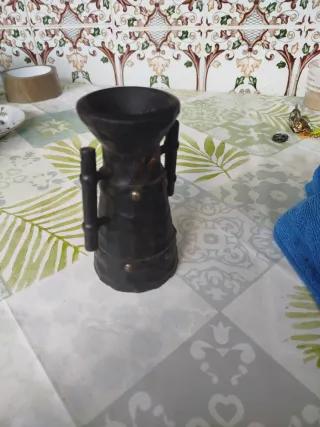 Cántaro de madera decorado