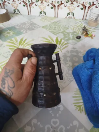 Cántaro de madera decorado