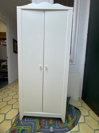 Armario blanco de madera