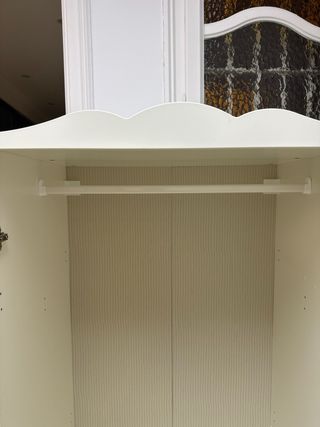 Armario blanco de madera