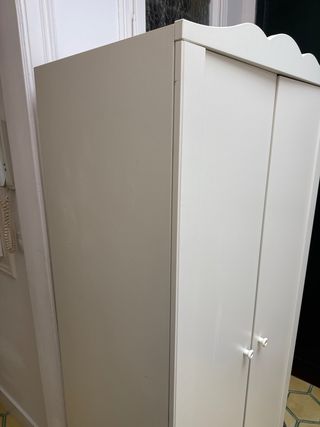 Armario blanco de madera