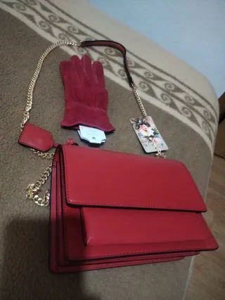 Bolso y guantes rojos sin estrenar