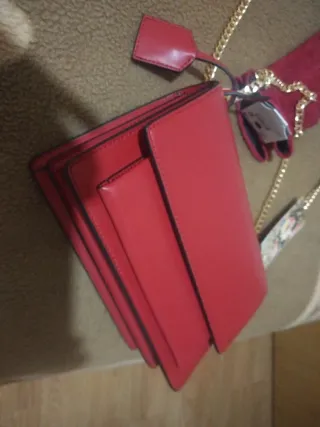 Bolso y guantes rojos sin estrenar