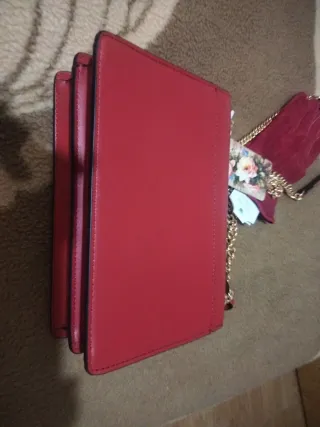 Bolso y guantes rojos sin estrenar