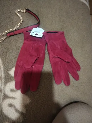 Bolso y guantes rojos sin estrenar