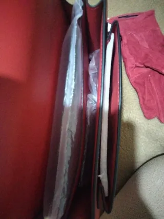 Bolso y guantes rojos sin estrenar