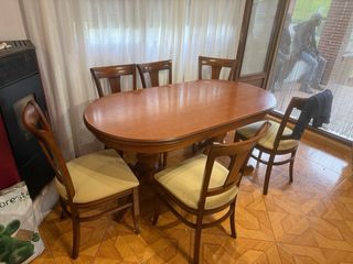 Mesa de comedor y 6 sillas de madera