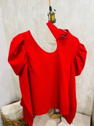 Blusa roja con hombros abullonados