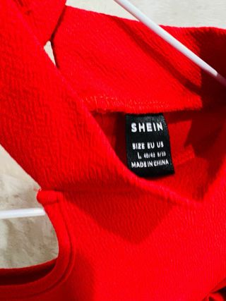 Blusa roja con hombros abullonados