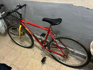 Bicicleta de Montaña Roja y Amarilla