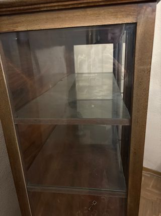 Vitrina antigua de madera y cristal