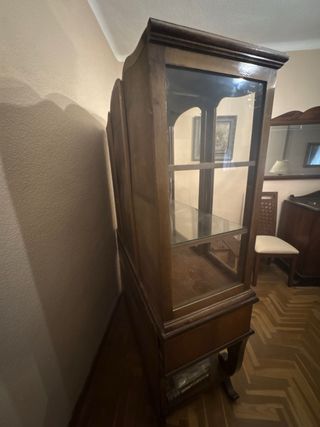 Vitrina antigua de madera y cristal